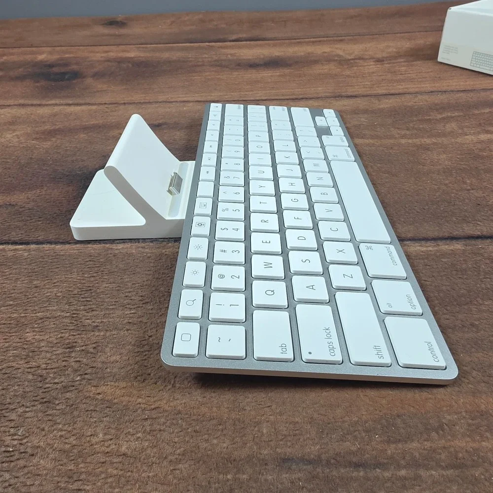 Apple iPad Keyboard Dock A1359 White Silver Good 30-Pin Connector MC359LL/A